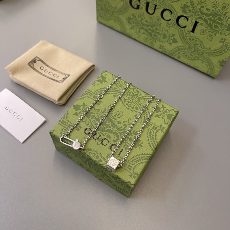 G*u*i necklaces